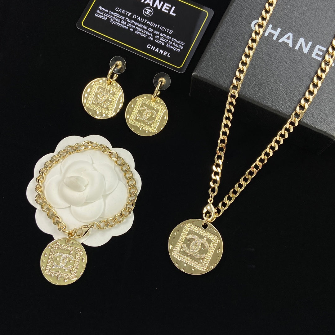 Engraved Medallion Curb Chain Jewelry Set
