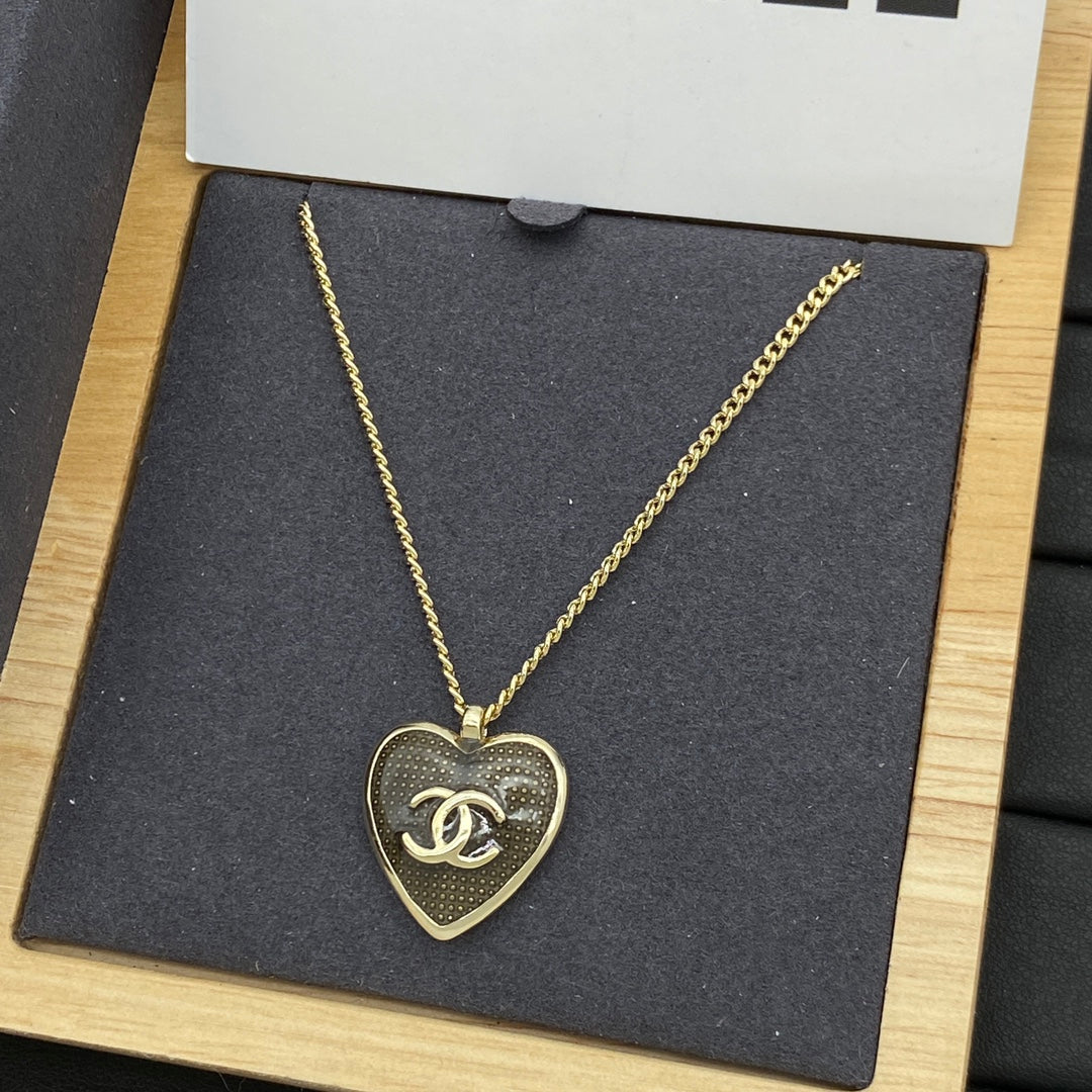 CC Logo Heart Pendant Curb Chain Necklace – Gold & Silver