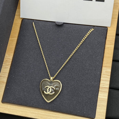 CC Logo Heart Pendant Curb Chain Necklace – Gold & Silver