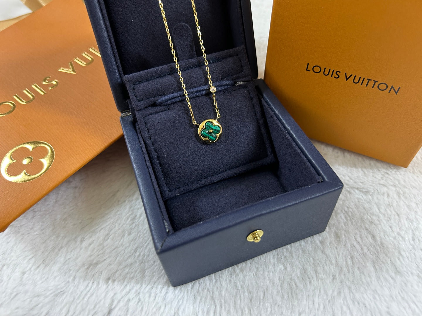 Malachite Green Clover Round Disc Pendant Necklace