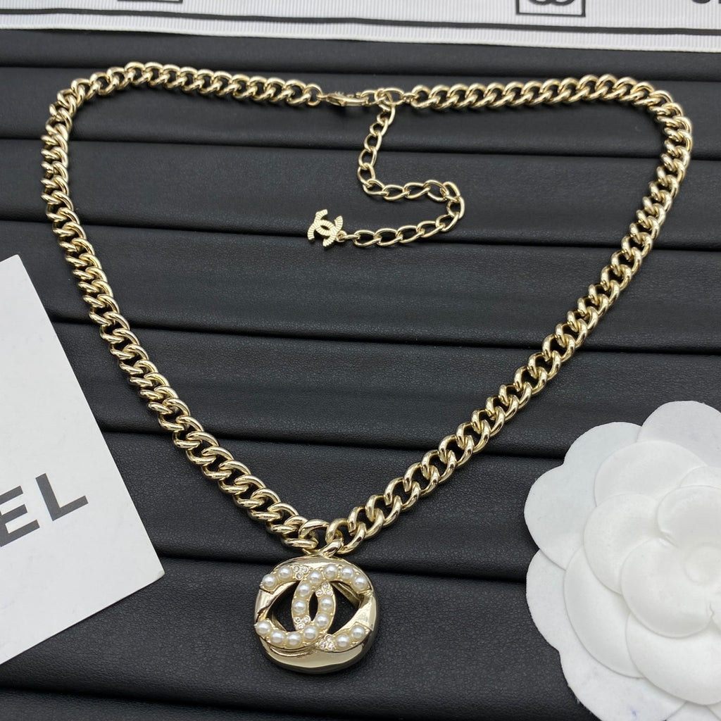Pearl CC Round Pendant Chunky Curb Chain Necklace – Gold & Silver