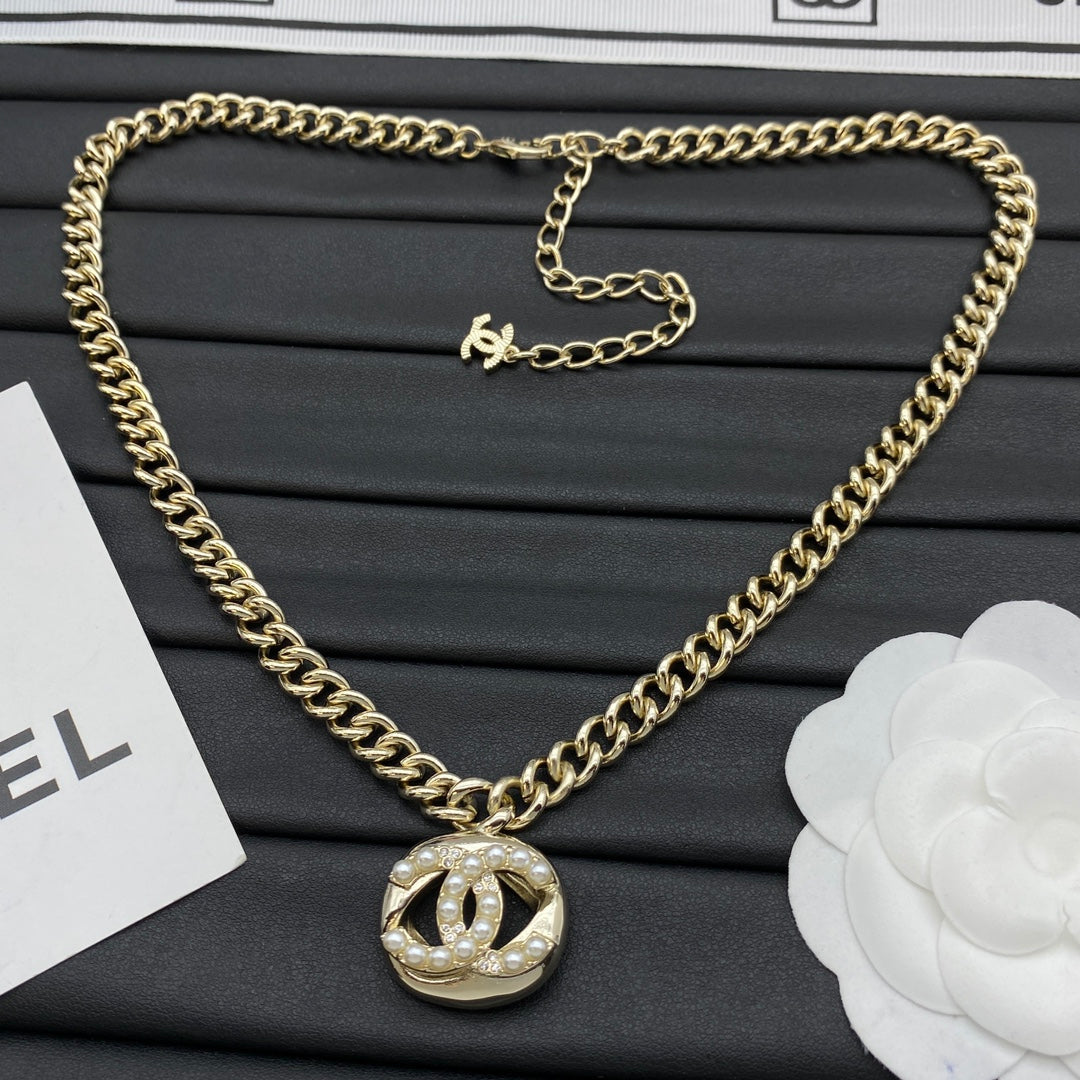 Pearl CC Round Pendant Chunky Curb Chain Necklace – Gold & Silver