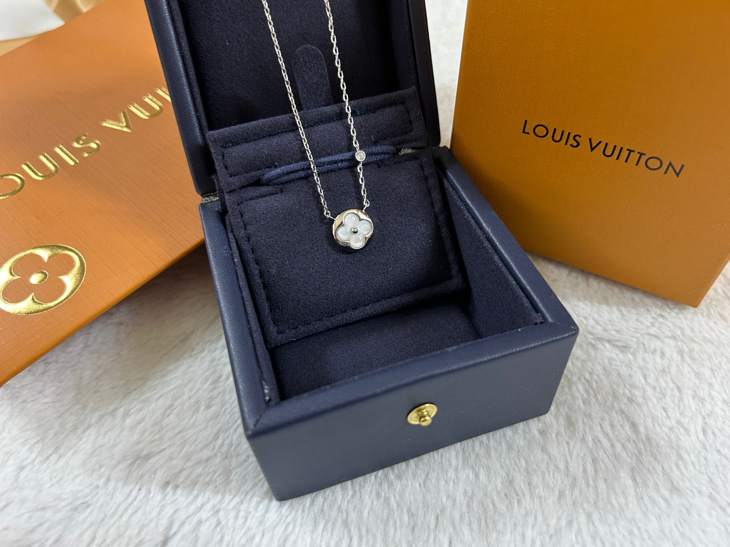 White Mother-of-Pearl Clover Round Disc Pendant Necklace