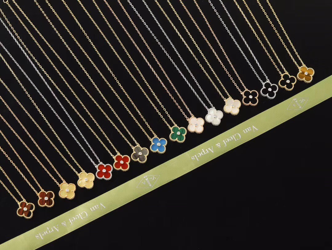 Single-flower necklace with diamonds