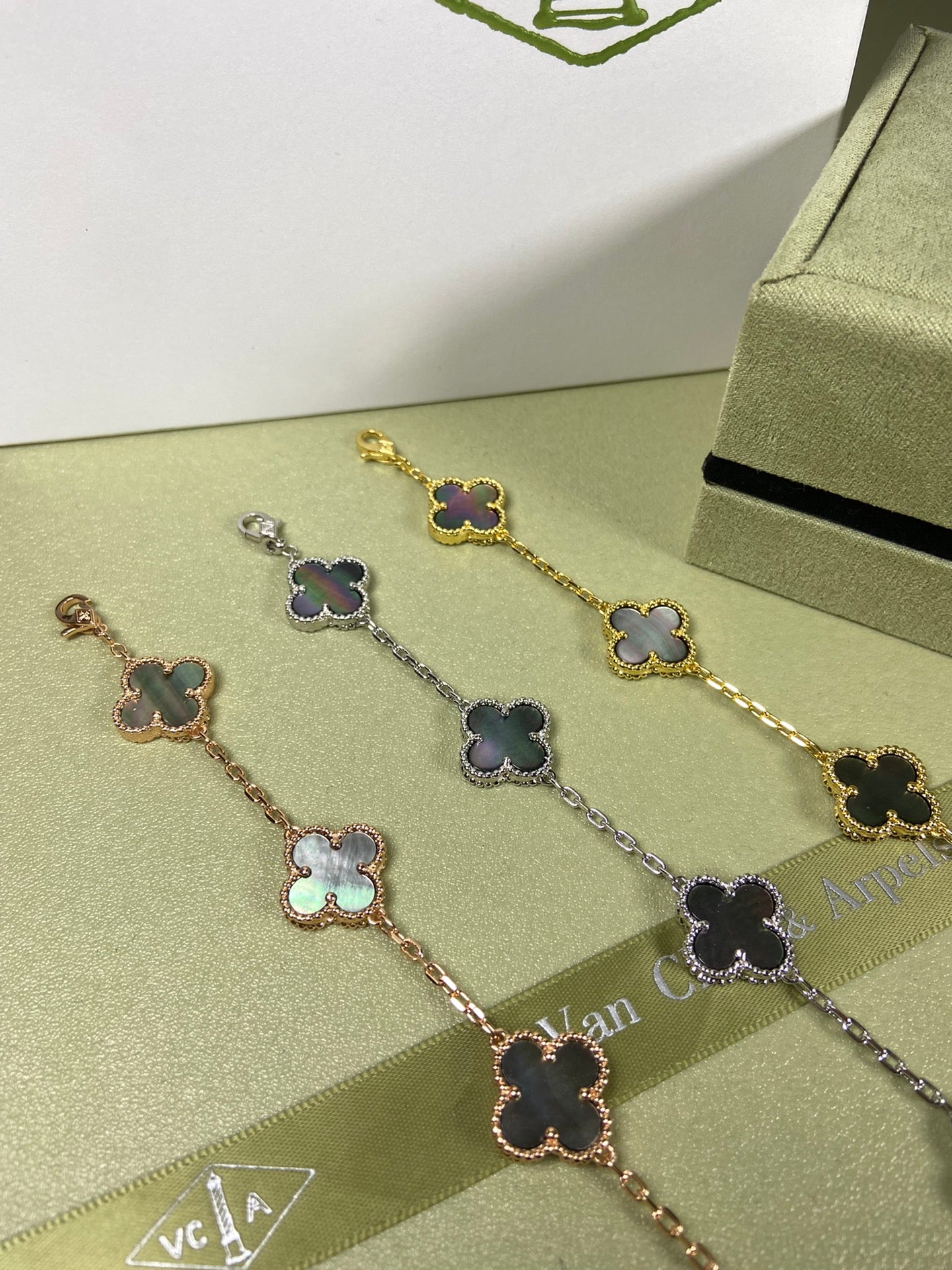 Gray Pearl Five-Flower Bracelet