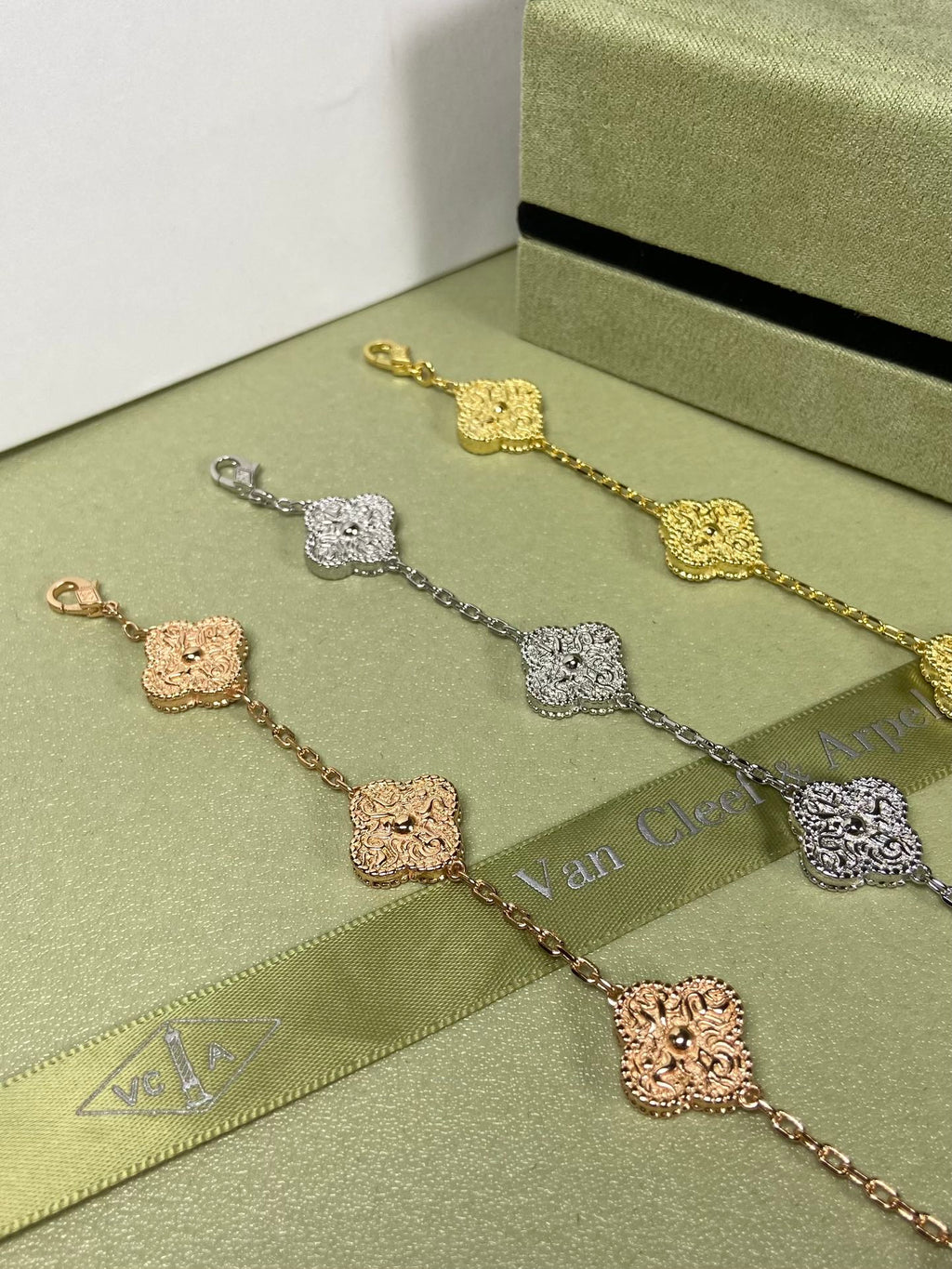Gold-foil embossed five-flower bracelet
