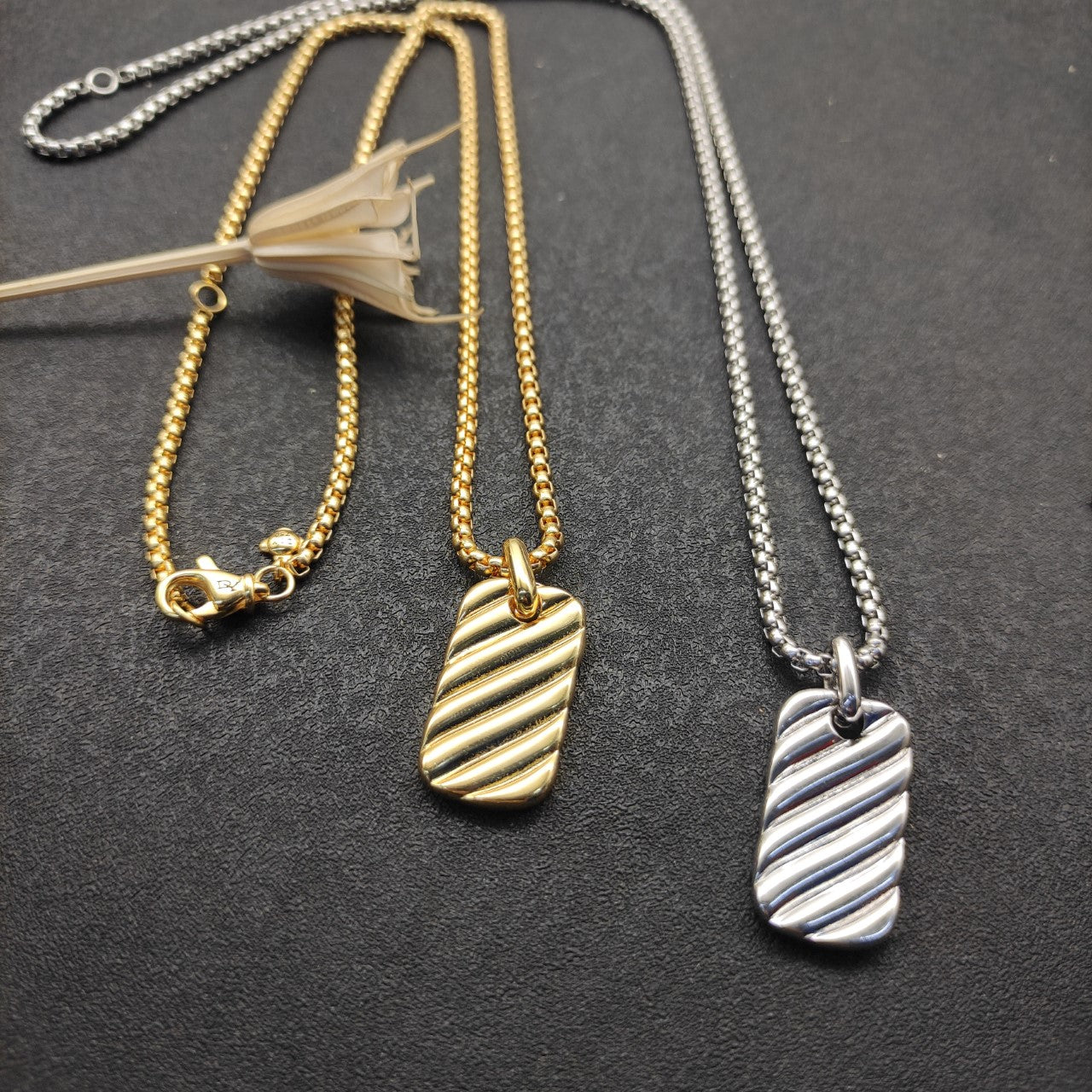 Ribbed Rectangle Pendant Box Chain Necklace