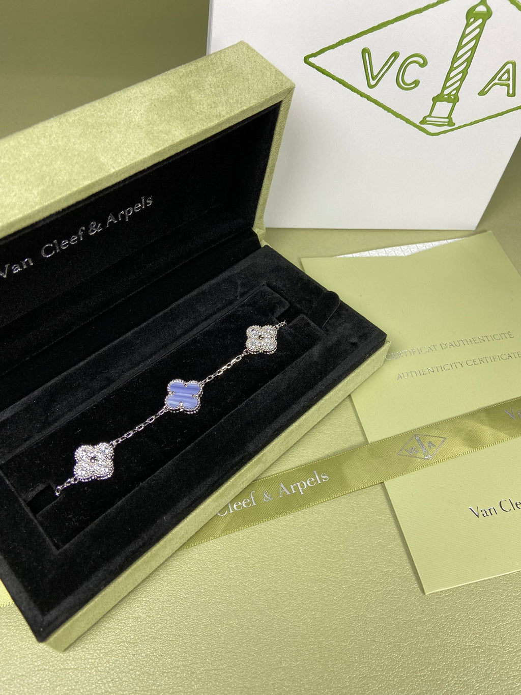 Violet Diamond-Studded Five-Flower Bracelet