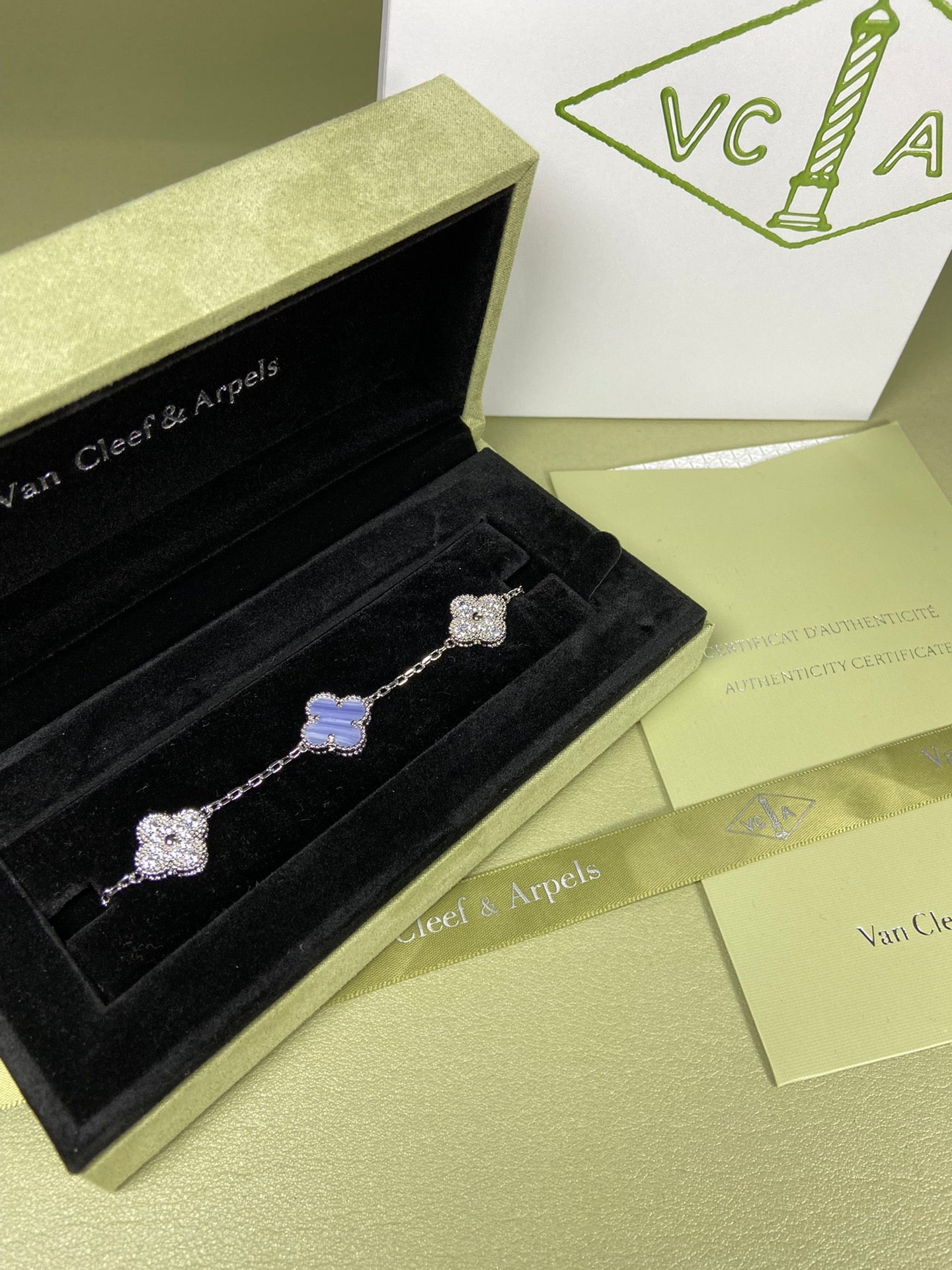 Violet Diamond-Studded Five-Flower Bracelet