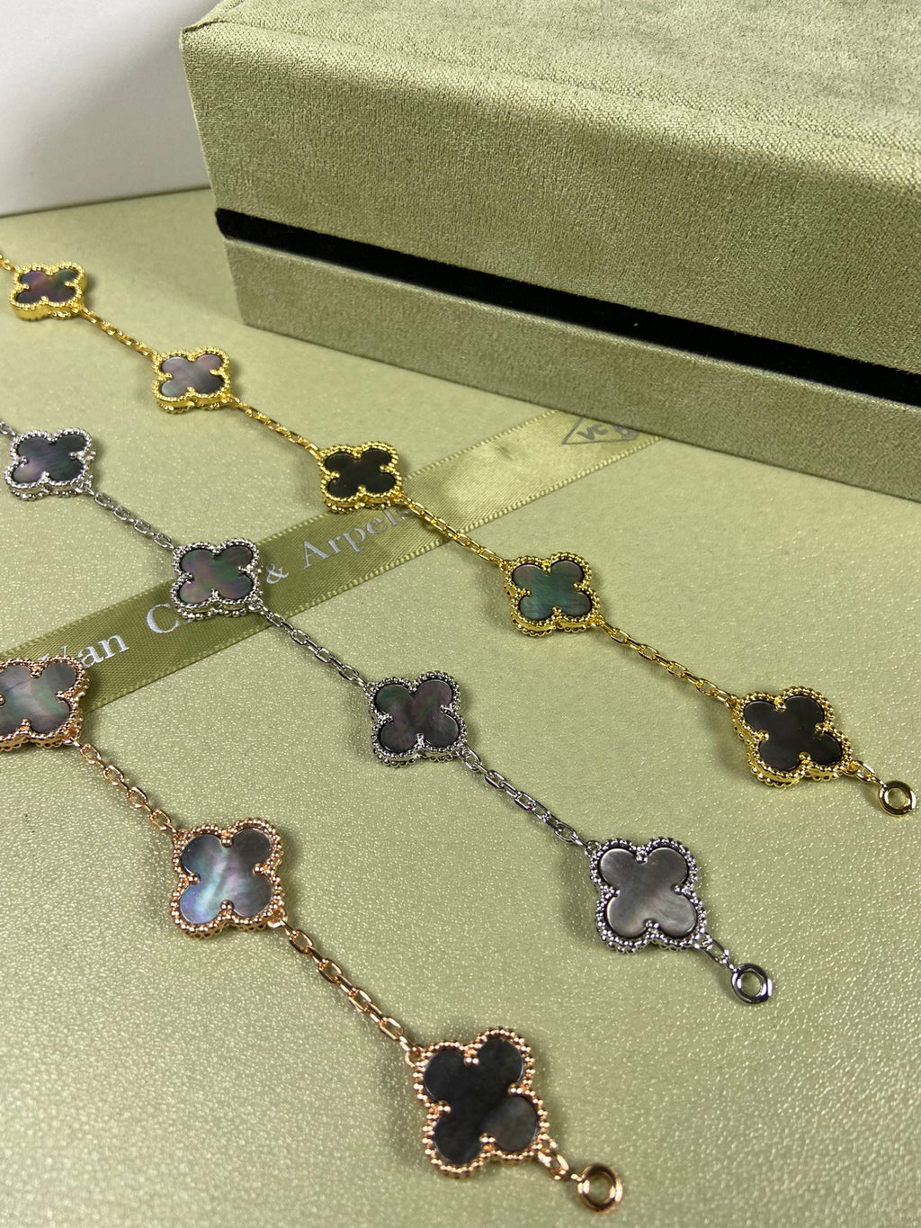 Gray Pearl Five-Flower Bracelet
