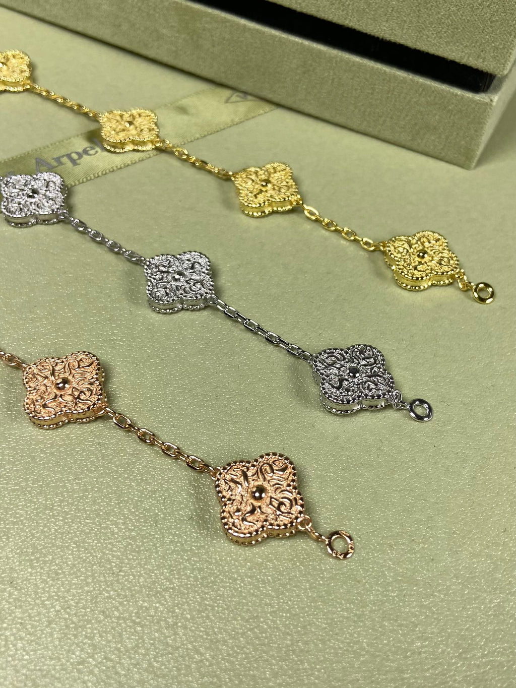 Gold-foil embossed five-flower bracelet