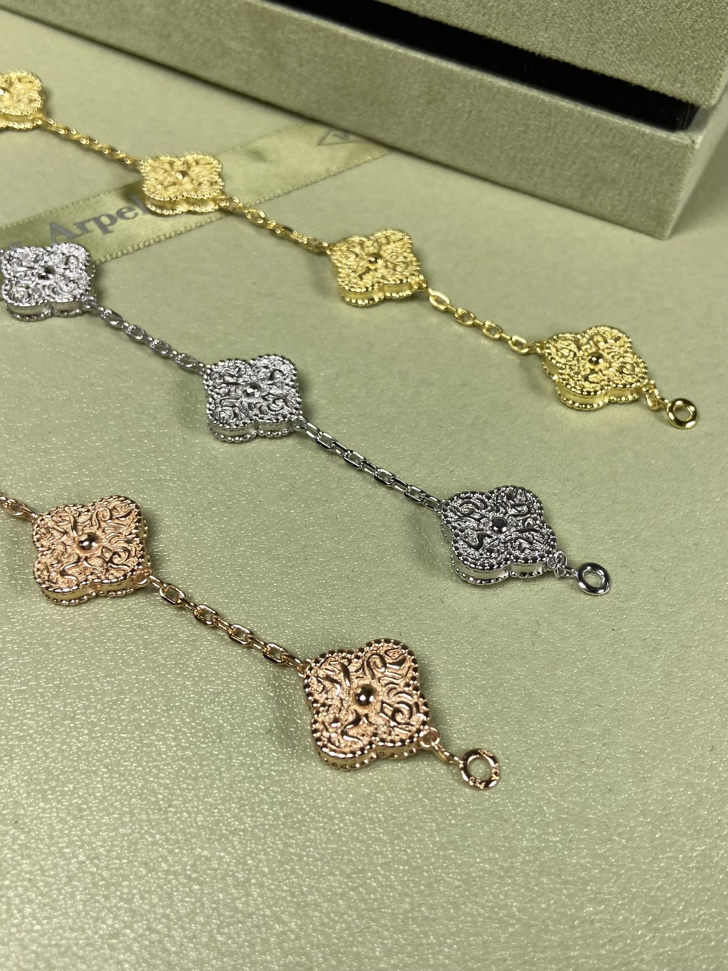 Gold-foil embossed five-flower bracelet