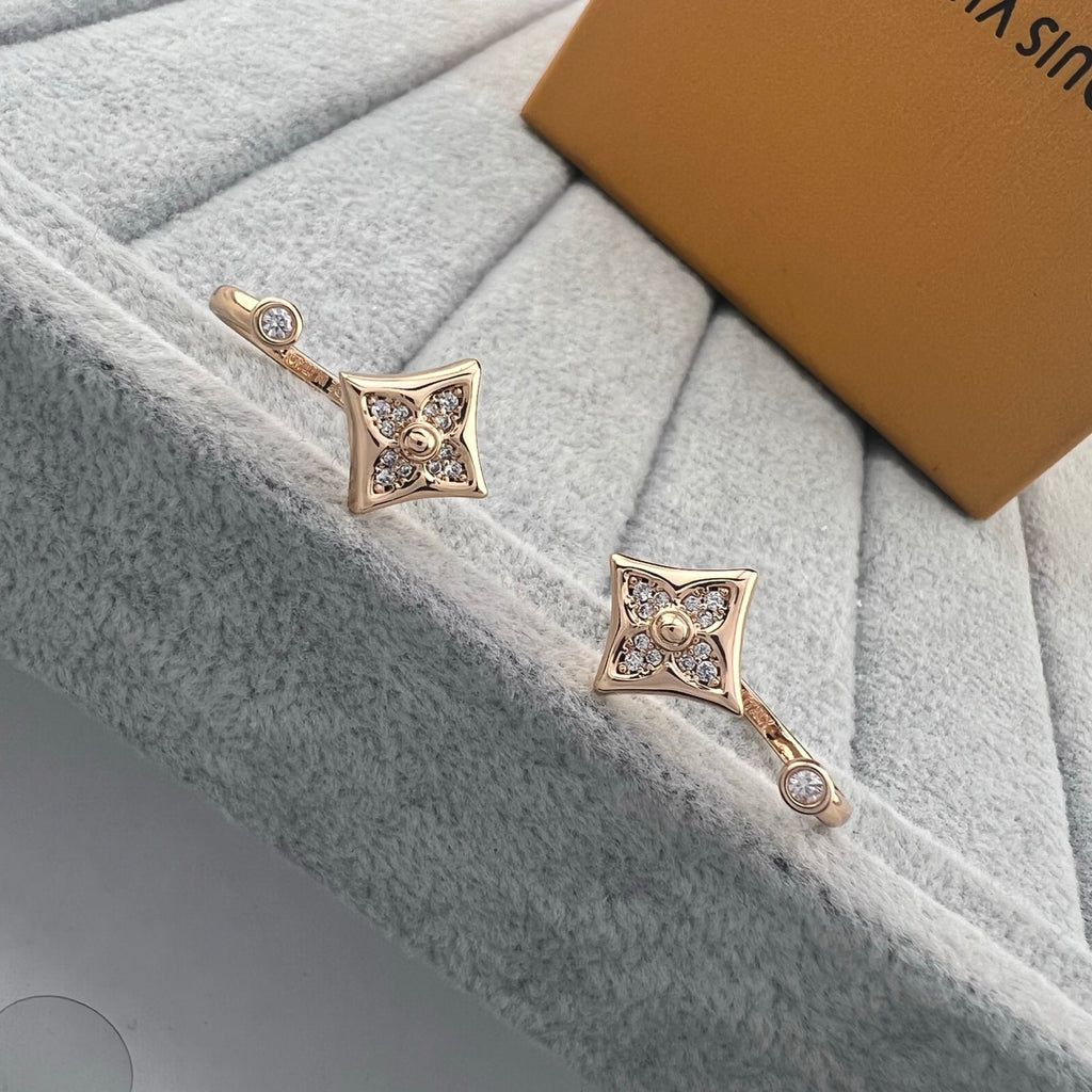 Dart-Studded Four-Leaf Clover Open Ring