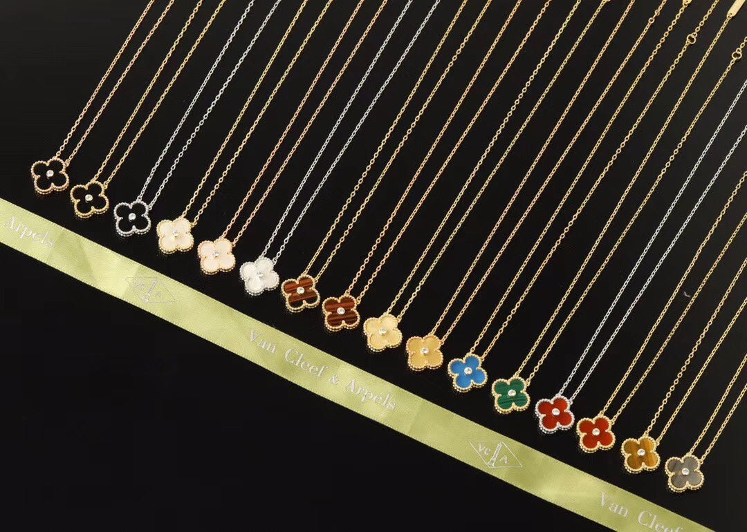 Single-flower necklace with diamonds