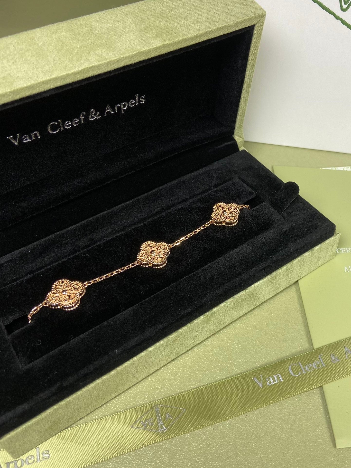 Gold-foil embossed five-flower bracelet
