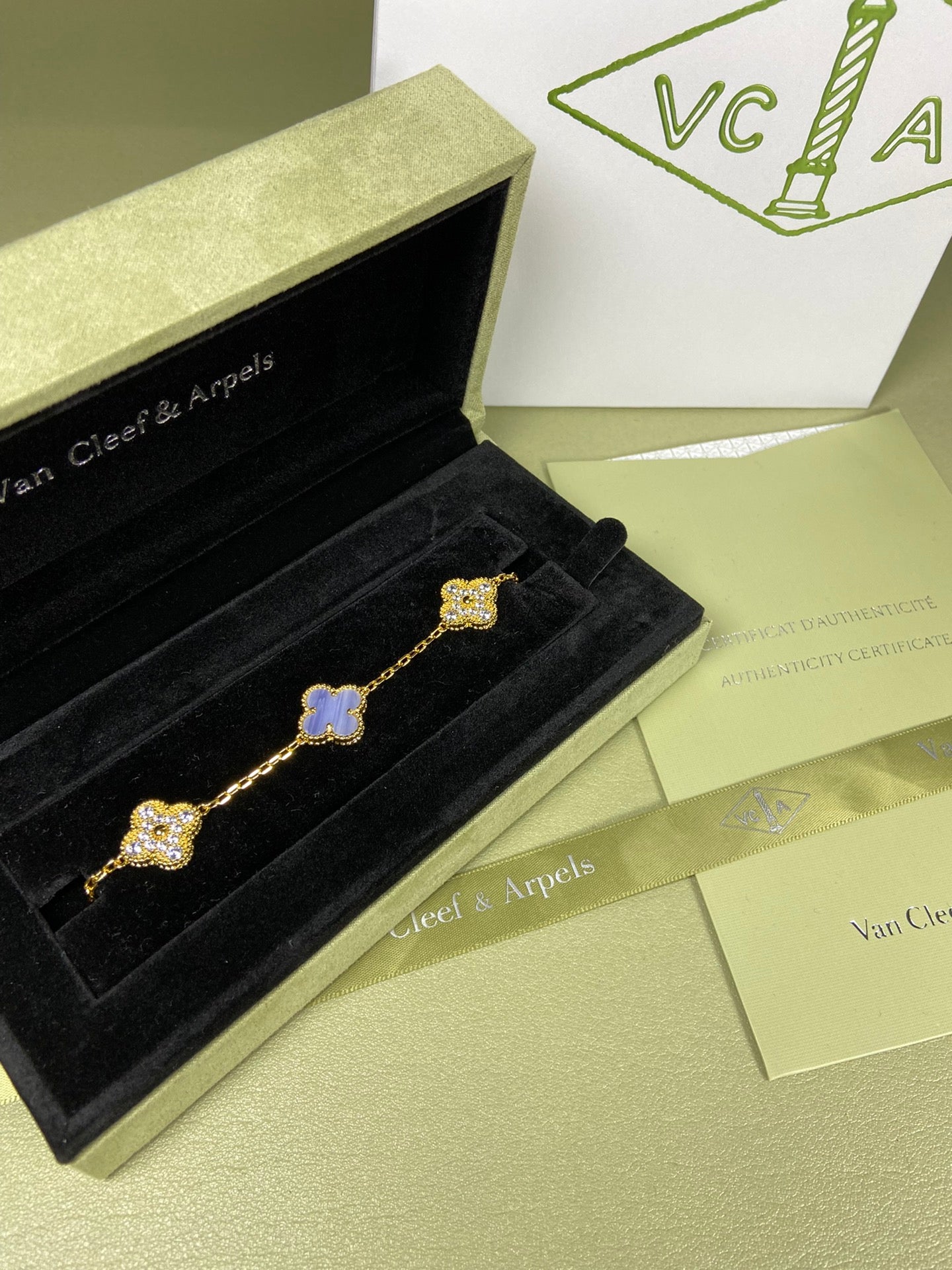 Violet Diamond-Studded Five-Flower Bracelet