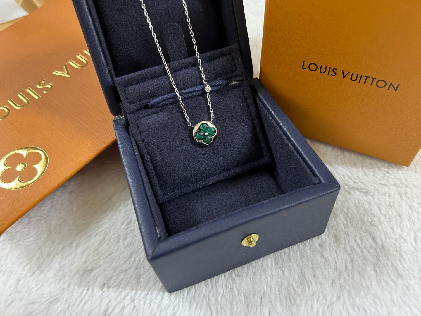 Malachite Green Clover Round Disc Pendant Necklace