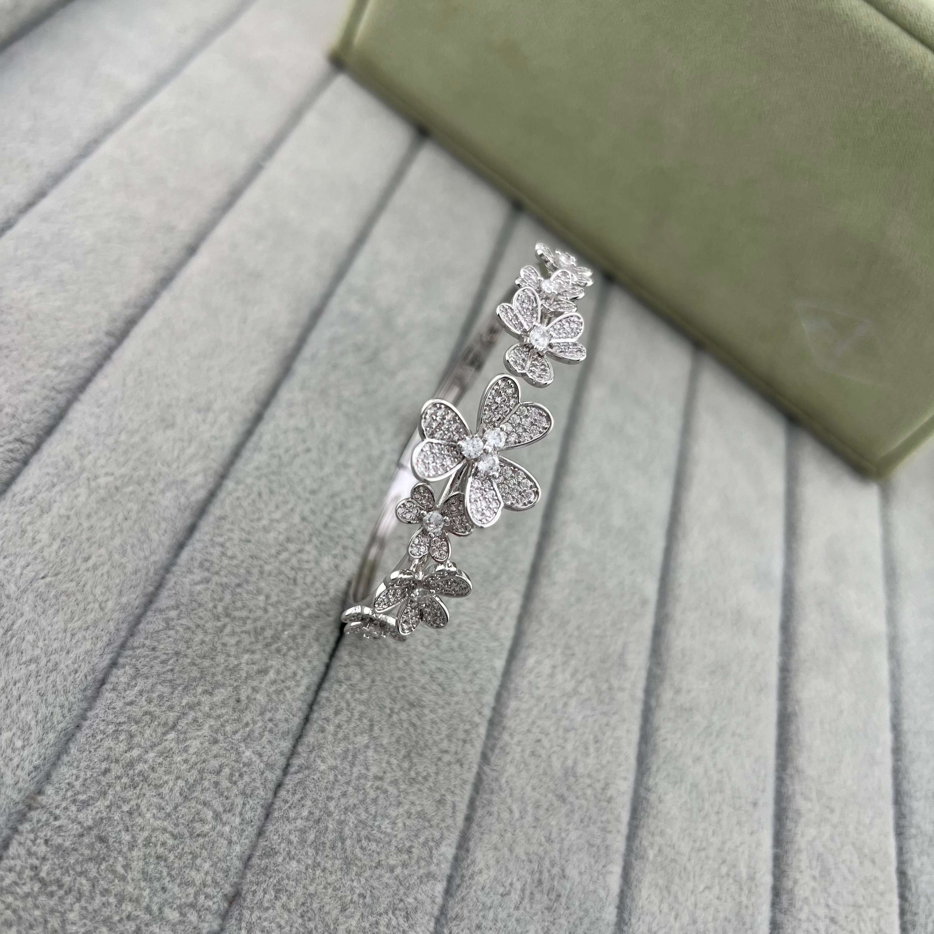 Clover Full Diamond Blossom Bracelet