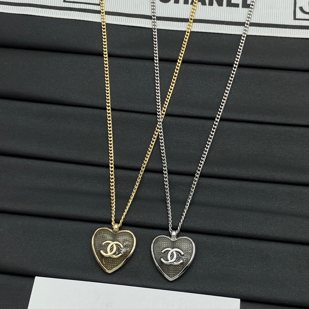 CC Logo Heart Pendant Curb Chain Necklace – Gold & Silver