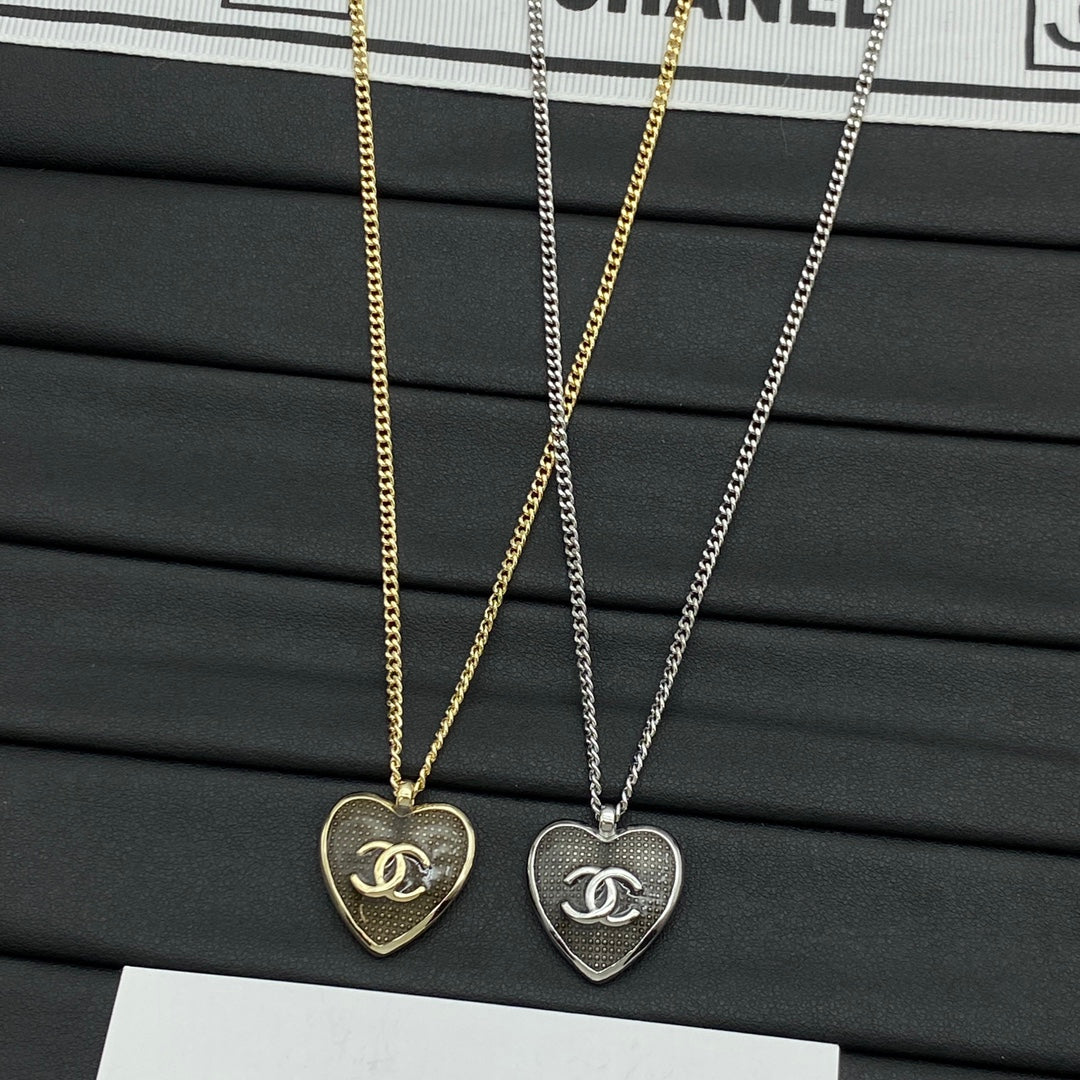 CC Logo Heart Pendant Curb Chain Necklace – Gold & Silver