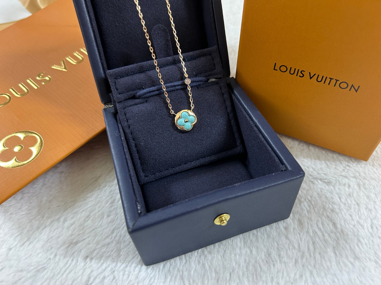 Turquoise Enamel Clover Bold Round Disc Pendant Necklace