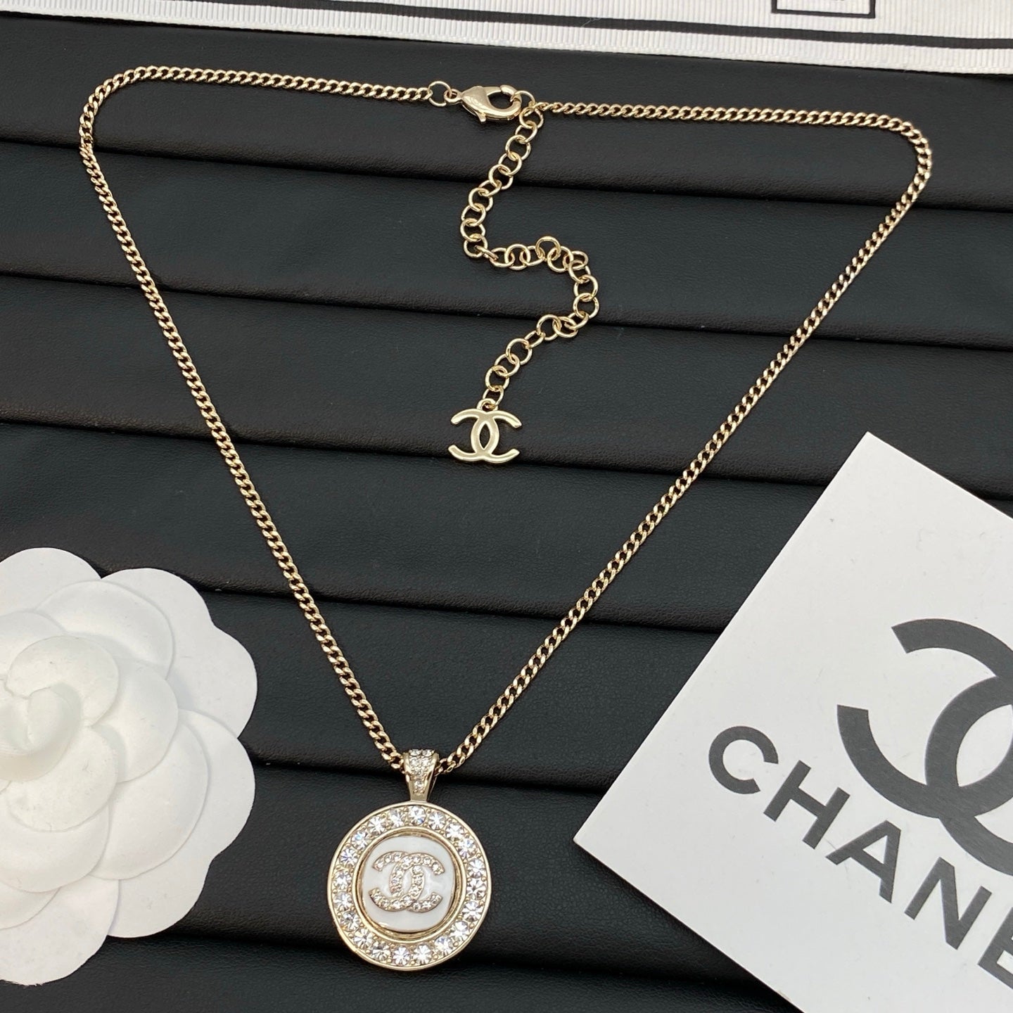 Crystal Medallion Pendant Necklace – Gold / Silver