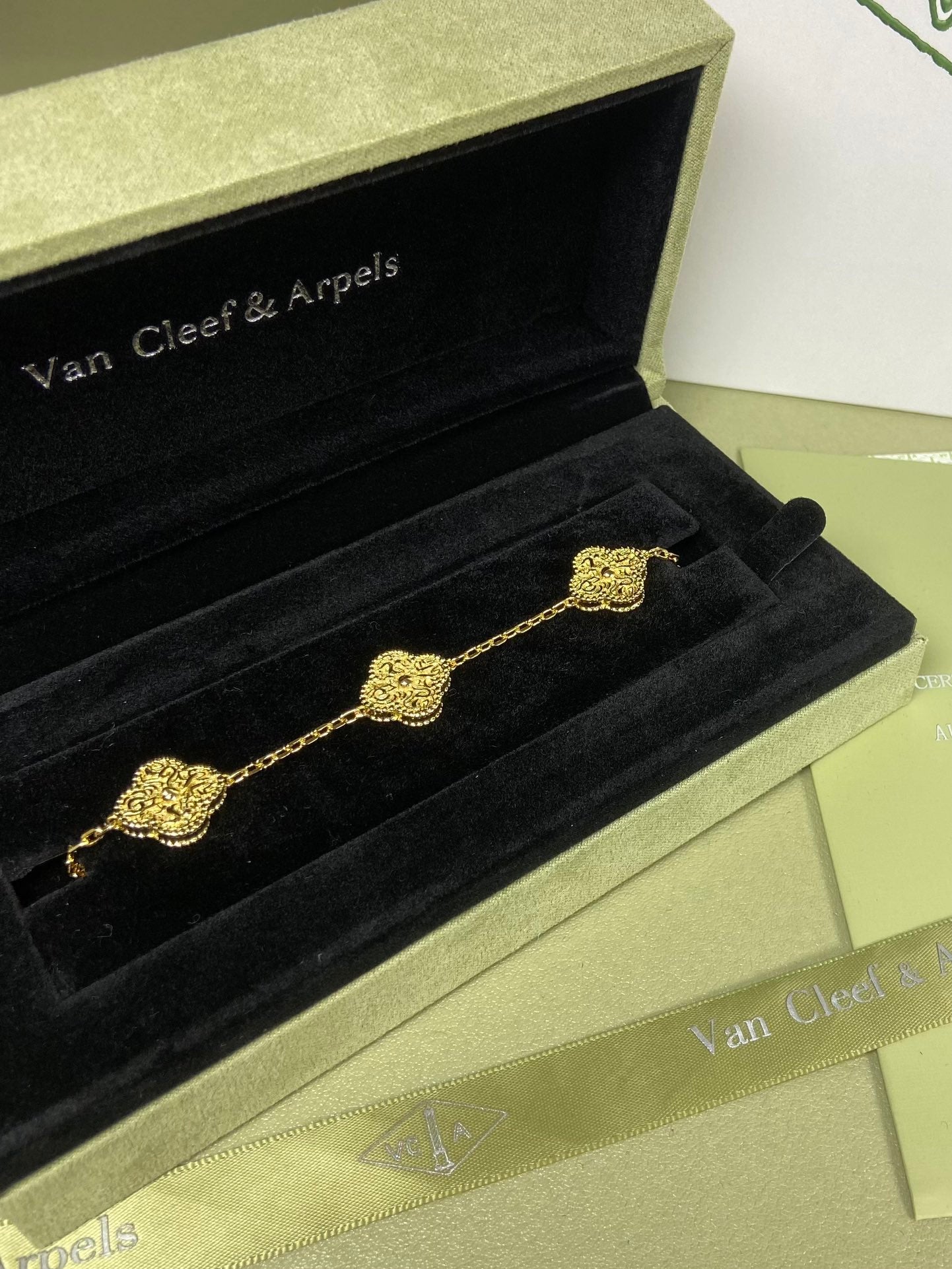 Gold-foil embossed five-flower bracelet