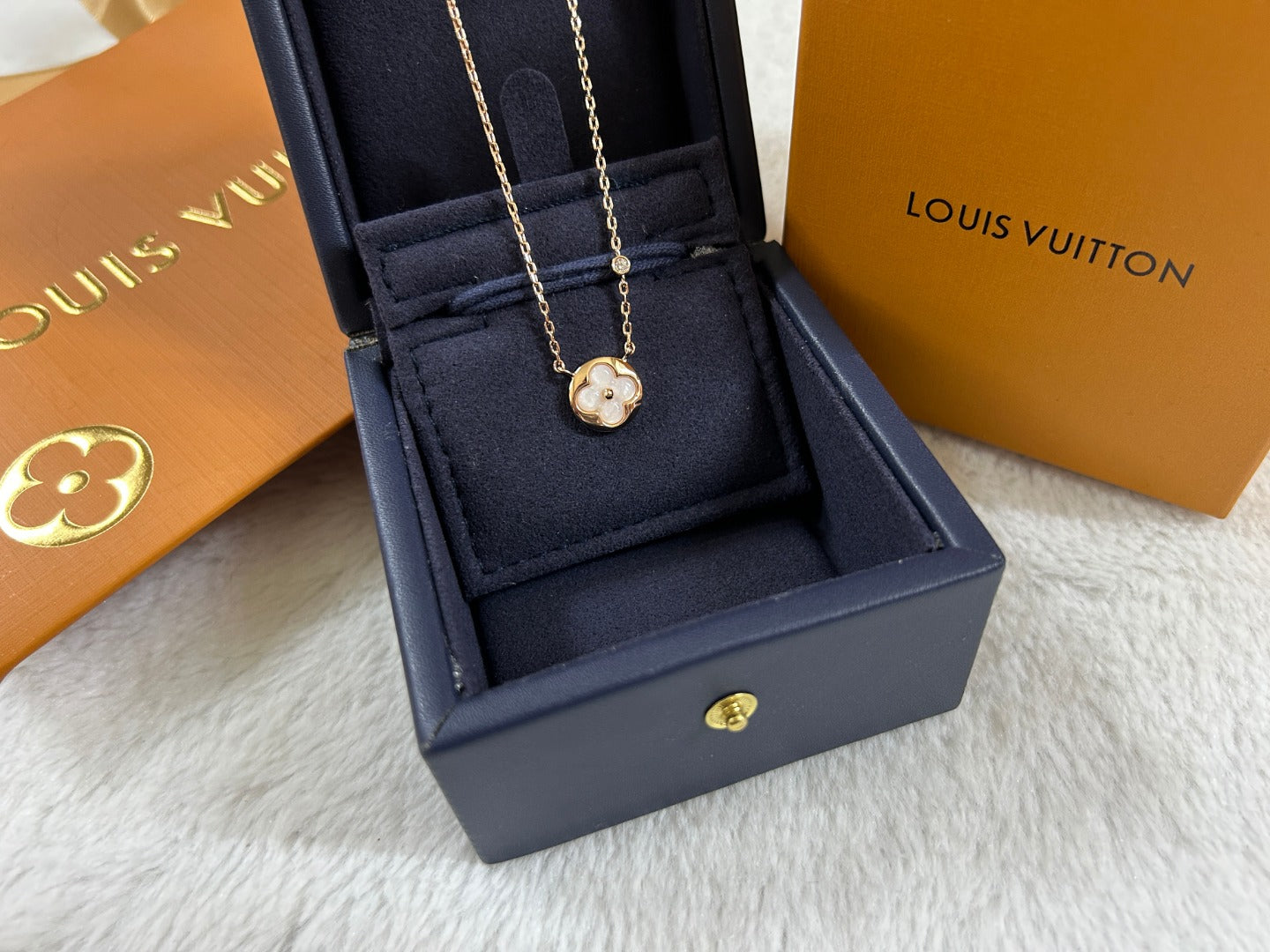 White Mother-of-Pearl Clover Round Disc Pendant Necklace