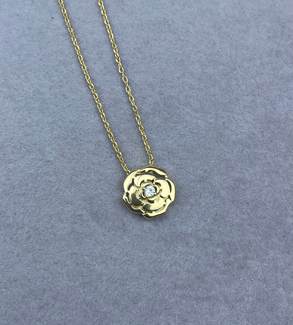 Polished Rose Flower Crystal Center Pendant Necklace