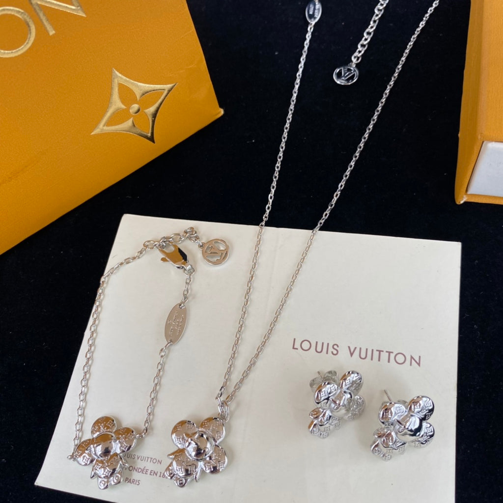 Sculptural Stacked Clover Blossom Charm Set