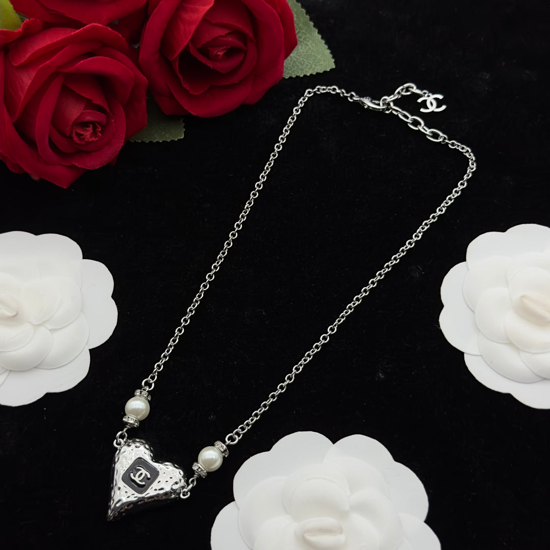 Hammered Heart Pendant Cable Chain Necklace with Pearl Accents