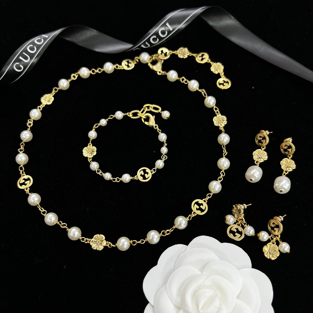 Pearl & Flower Logo Jewelry Set