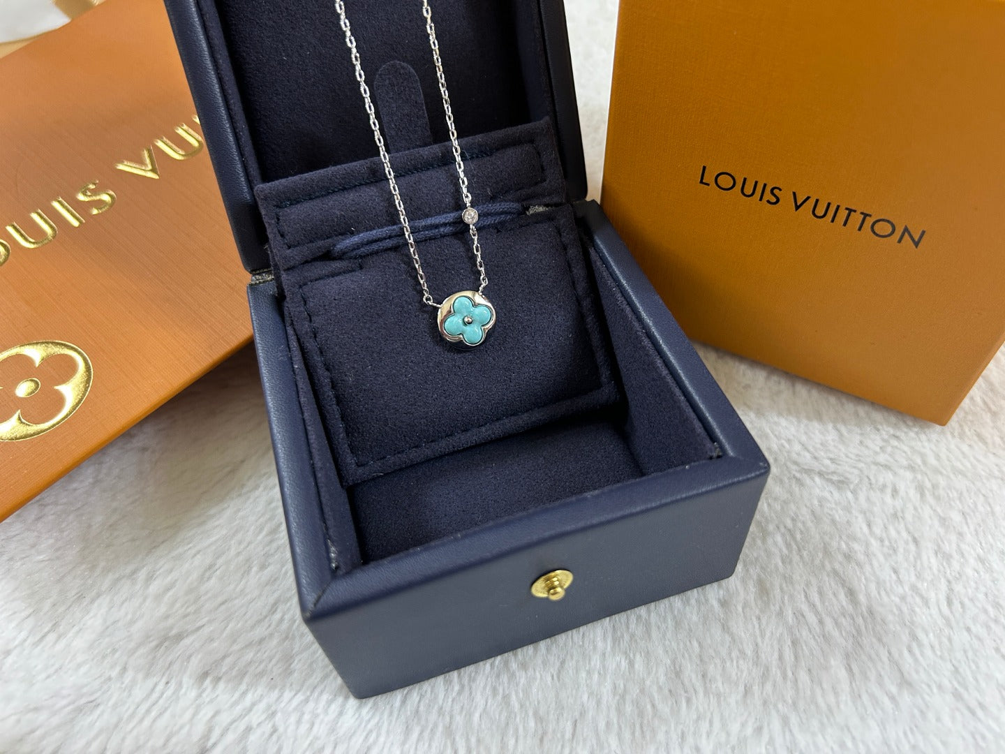 Turquoise Enamel Clover Bold Round Disc Pendant Necklace