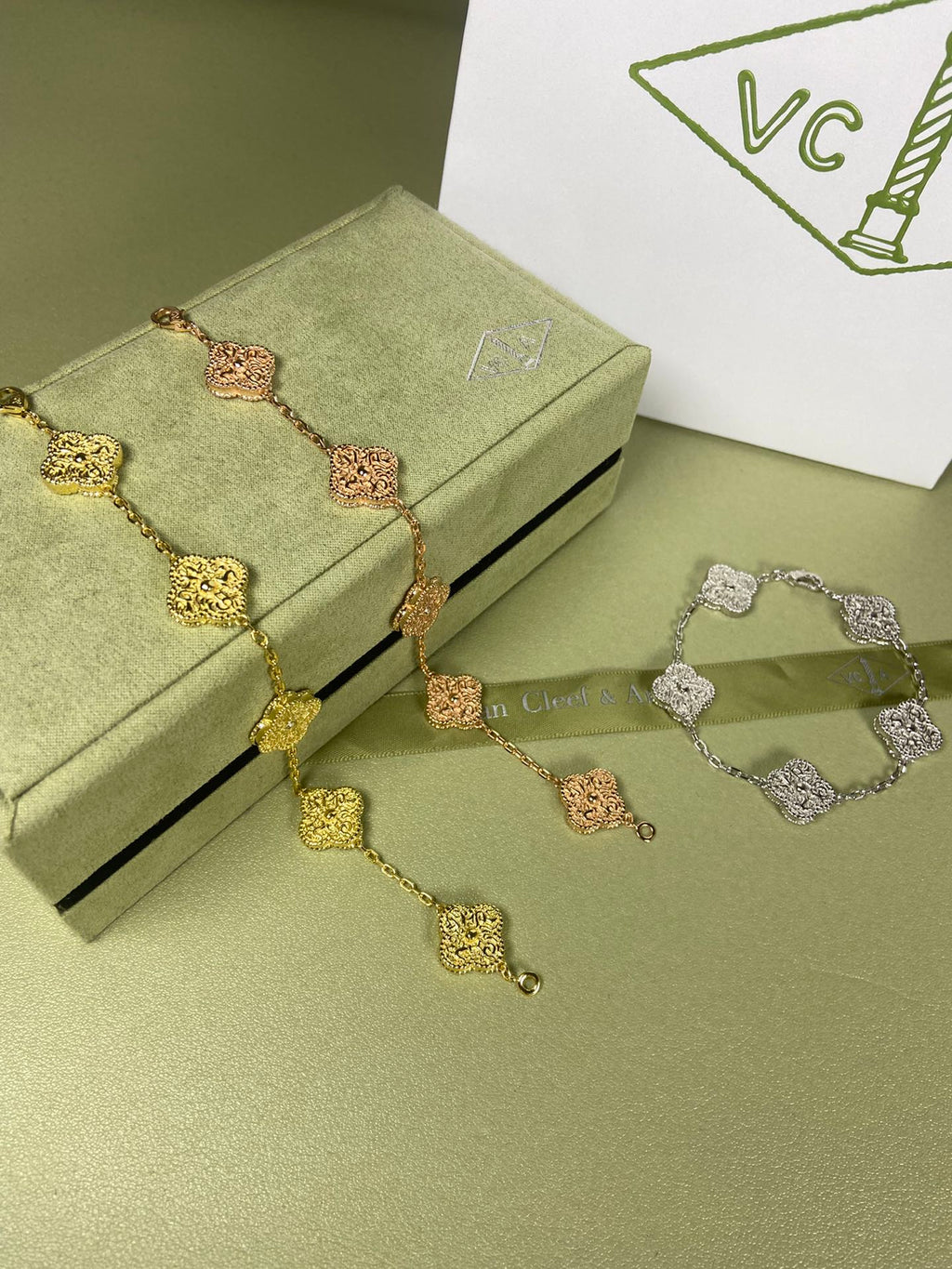 Gold-foil embossed five-flower bracelet