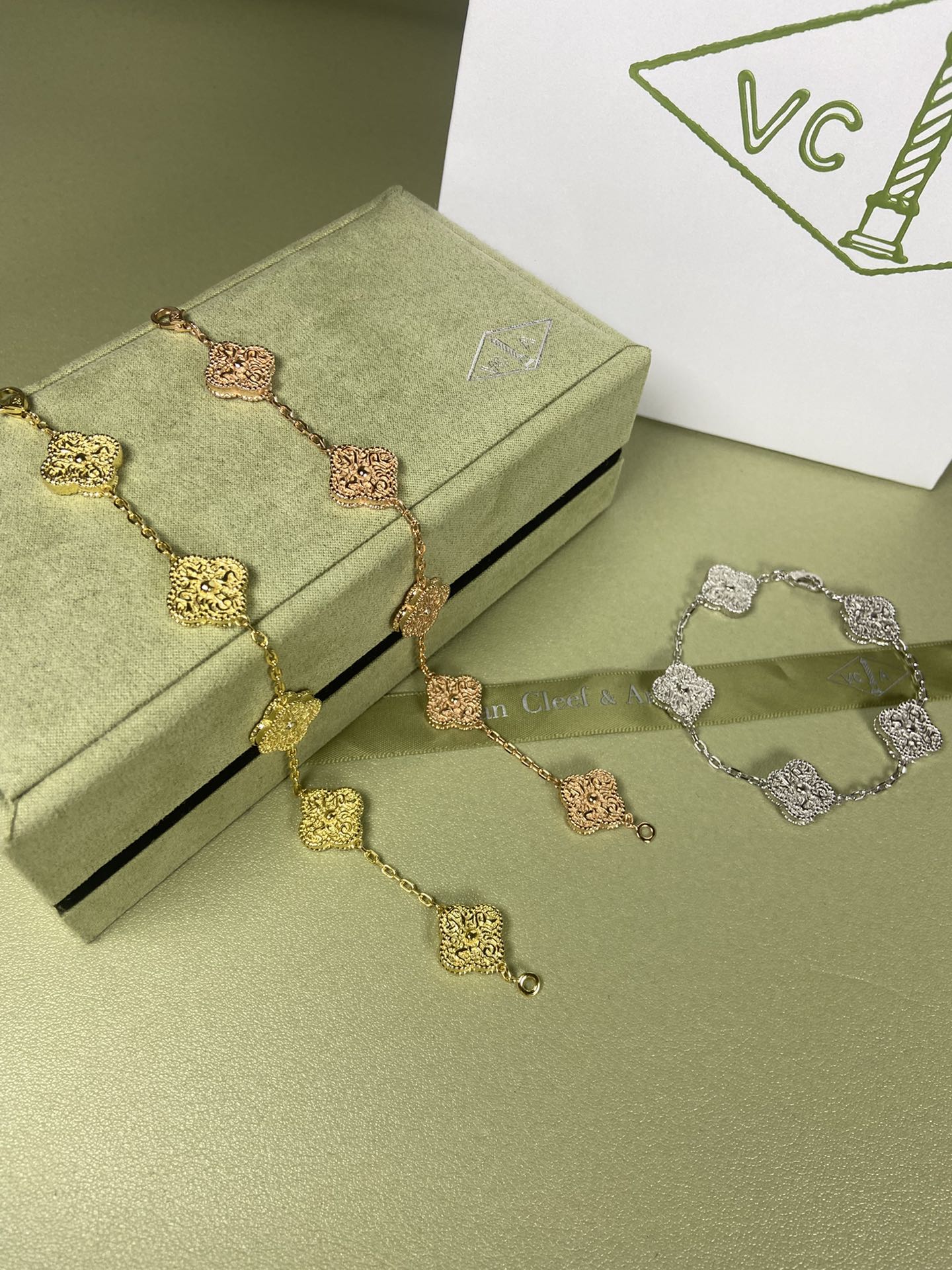 Gold-foil embossed five-flower bracelet