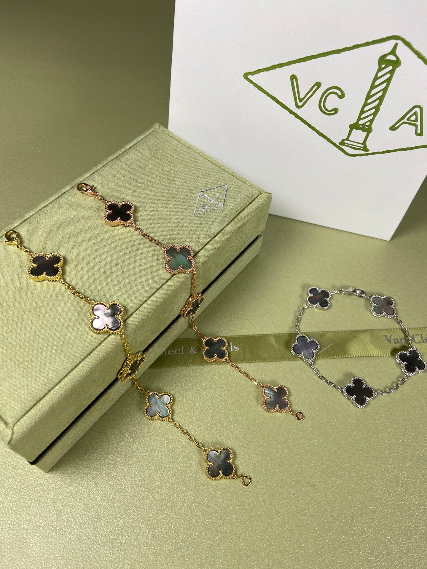 Gray Pearl Five-Flower Bracelet