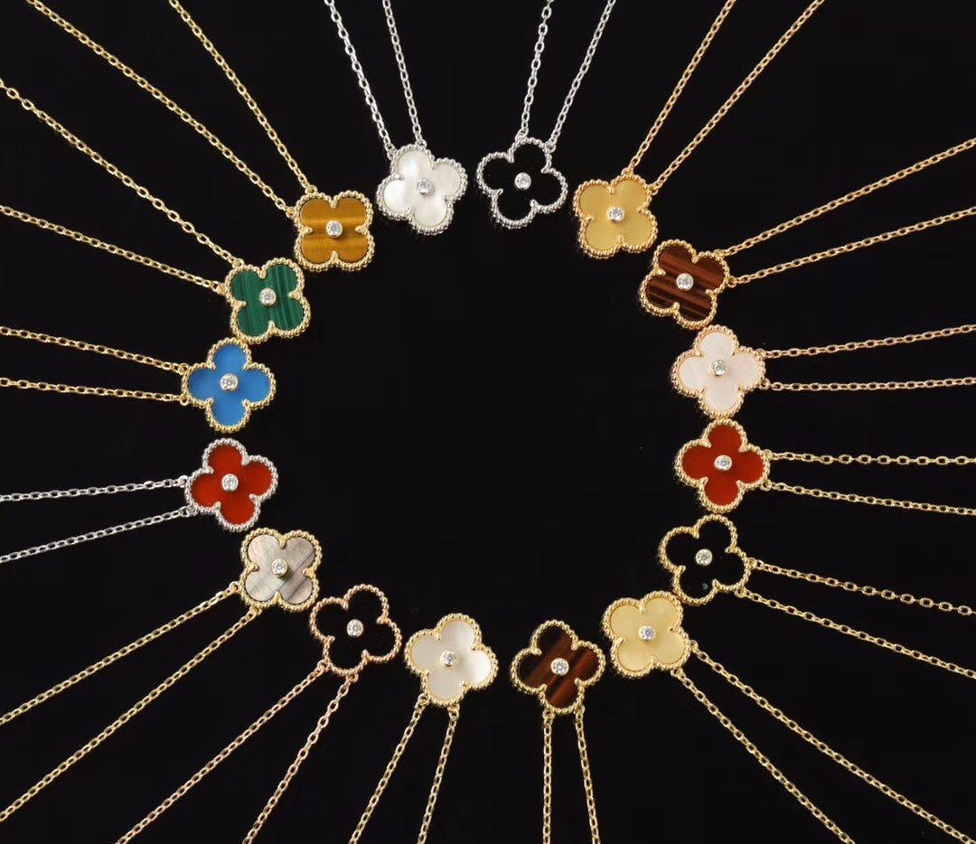 Single-flower necklace with diamonds