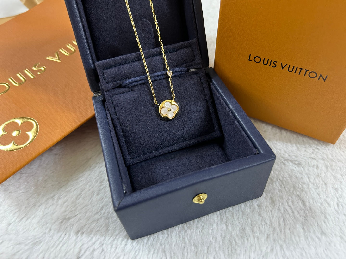 White Mother-of-Pearl Clover Round Disc Pendant Necklace