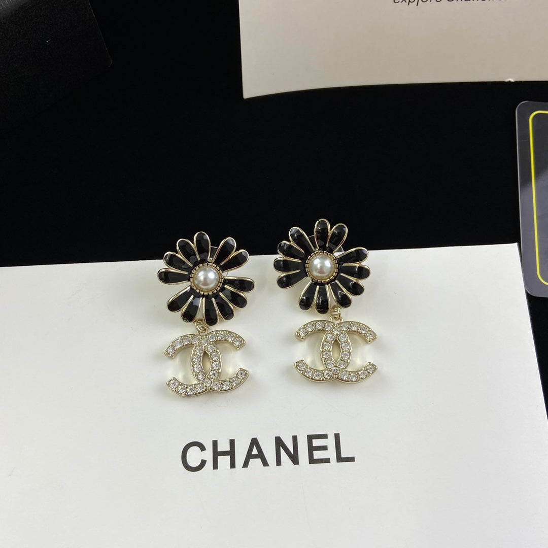 Black Enamel Daisy Flower & Pearl Center Layered Necklace and Drop Earring Set