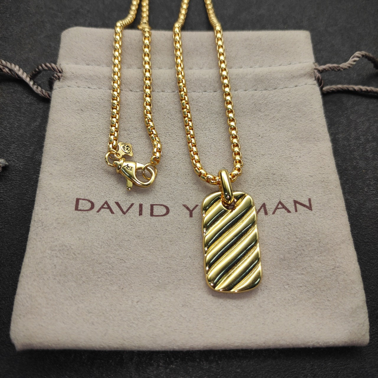 Ribbed Rectangle Pendant Box Chain Necklace