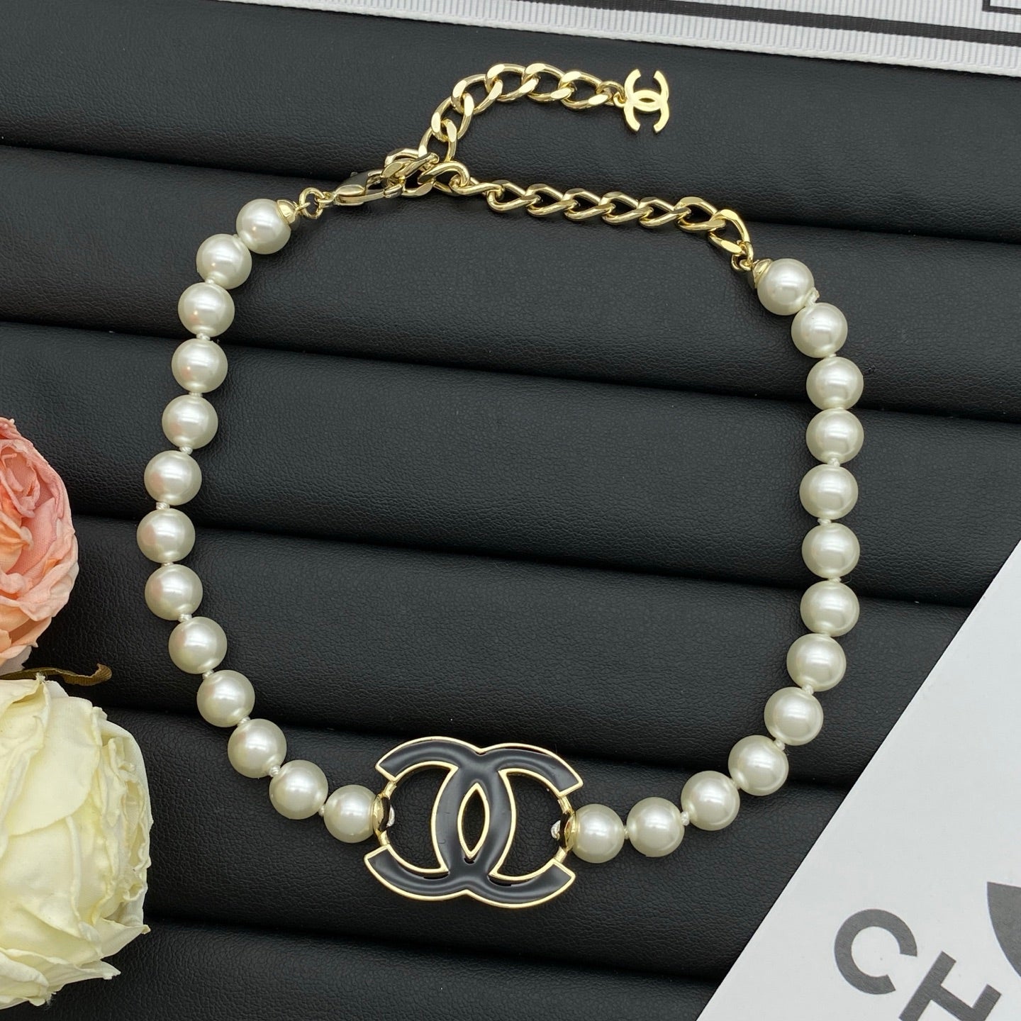 Faux Pearl Choker Necklace with Enamel Interlocking Circle Charm – Pink & Black