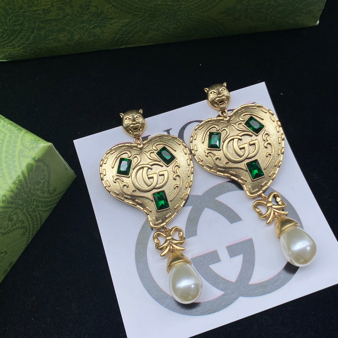 Baroque Pearl Strand Emerald Green Logo Heart Pendant Set