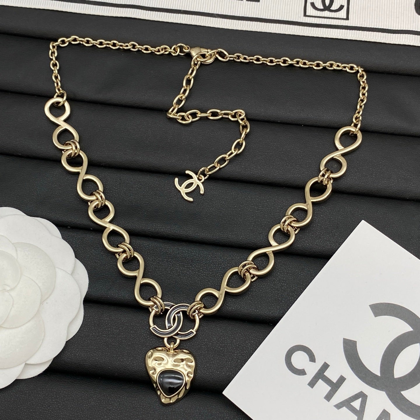Wavy Chain Black Stone Heart Pendant Necklace