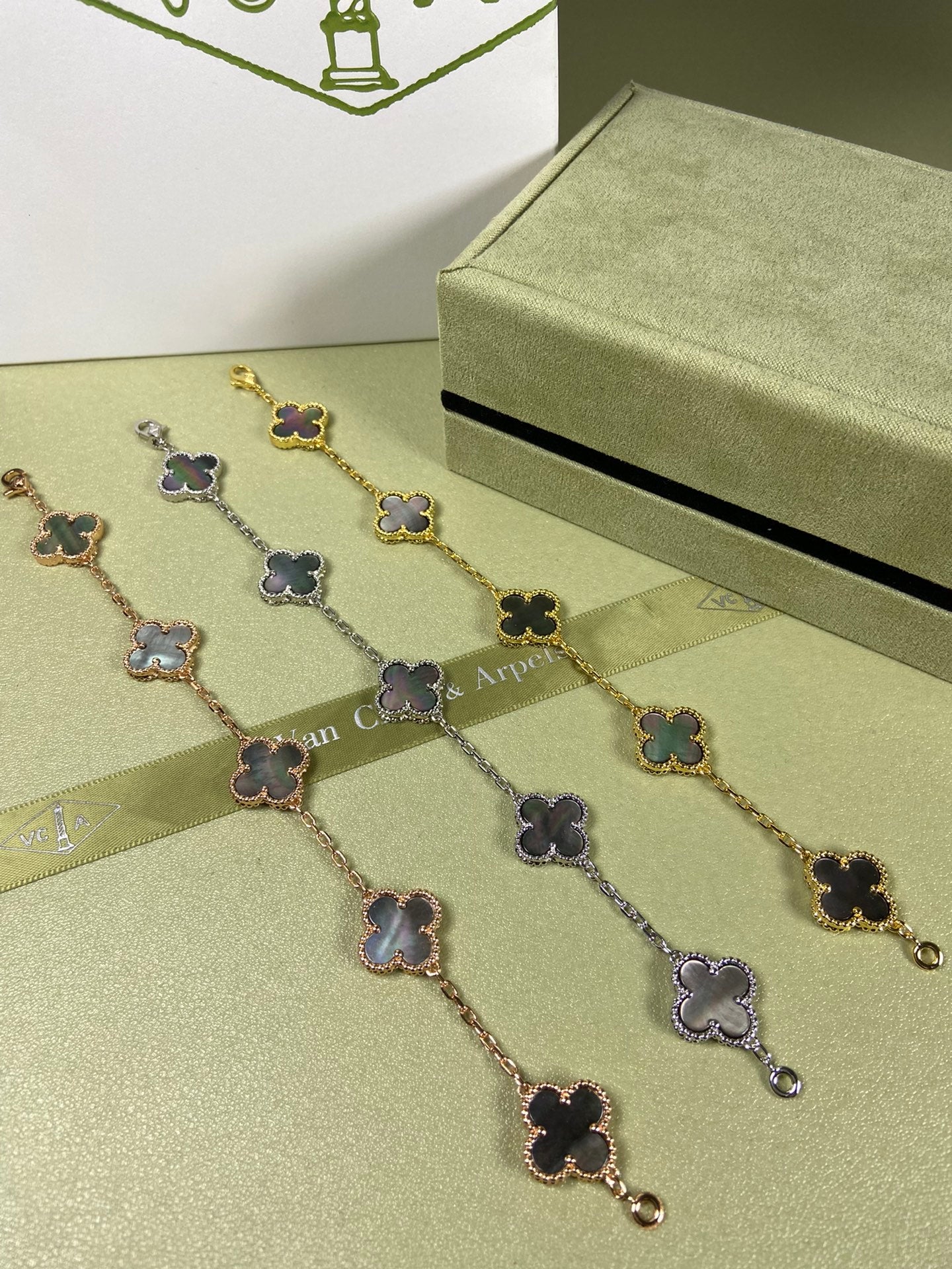 Gray Pearl Five-Flower Bracelet