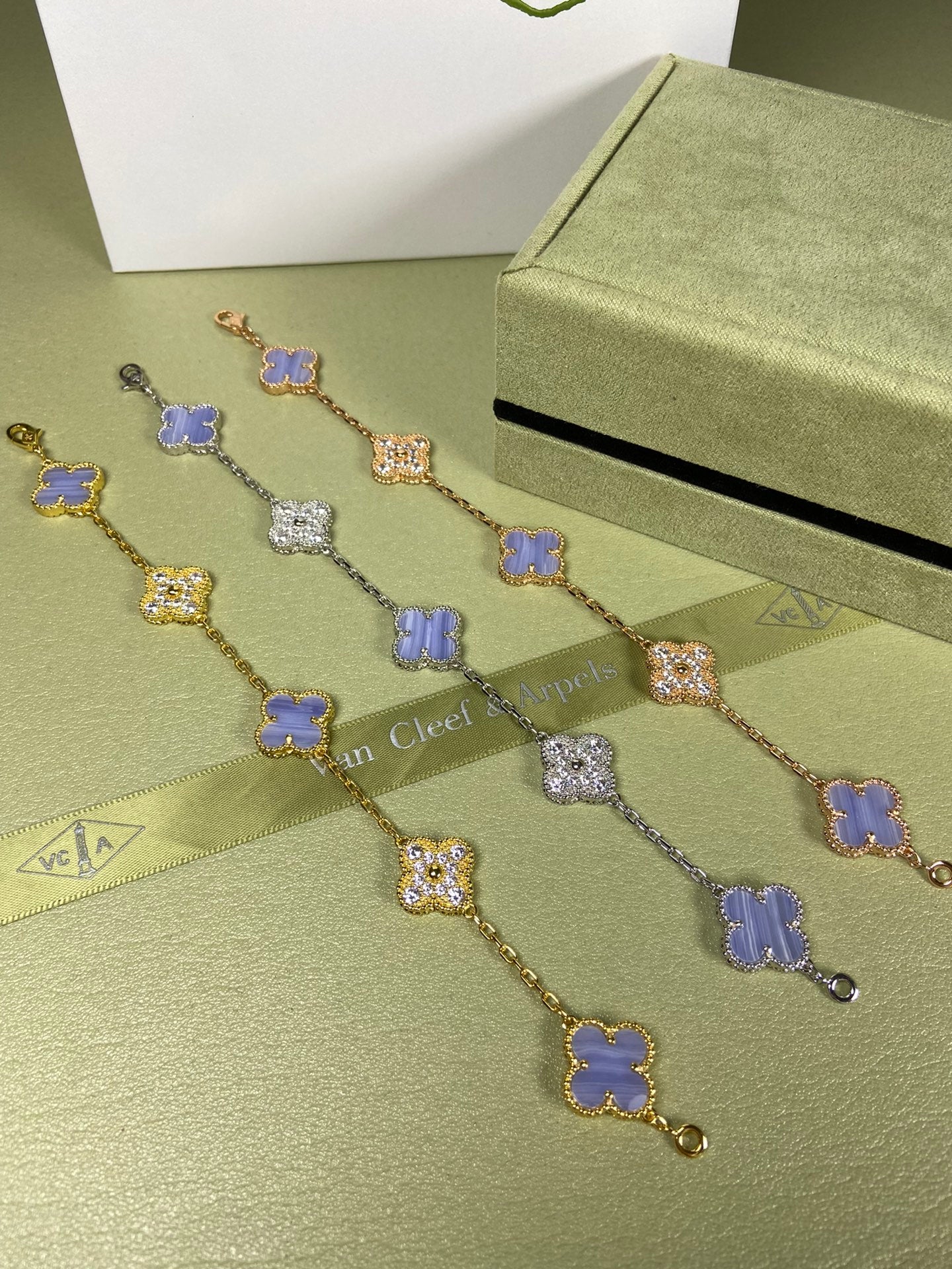 Violet Diamond-Studded Five-Flower Bracelet