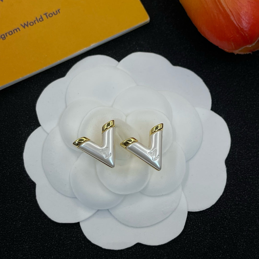 Mother of Pearl V-Shape Gold Chain Jewelry Set