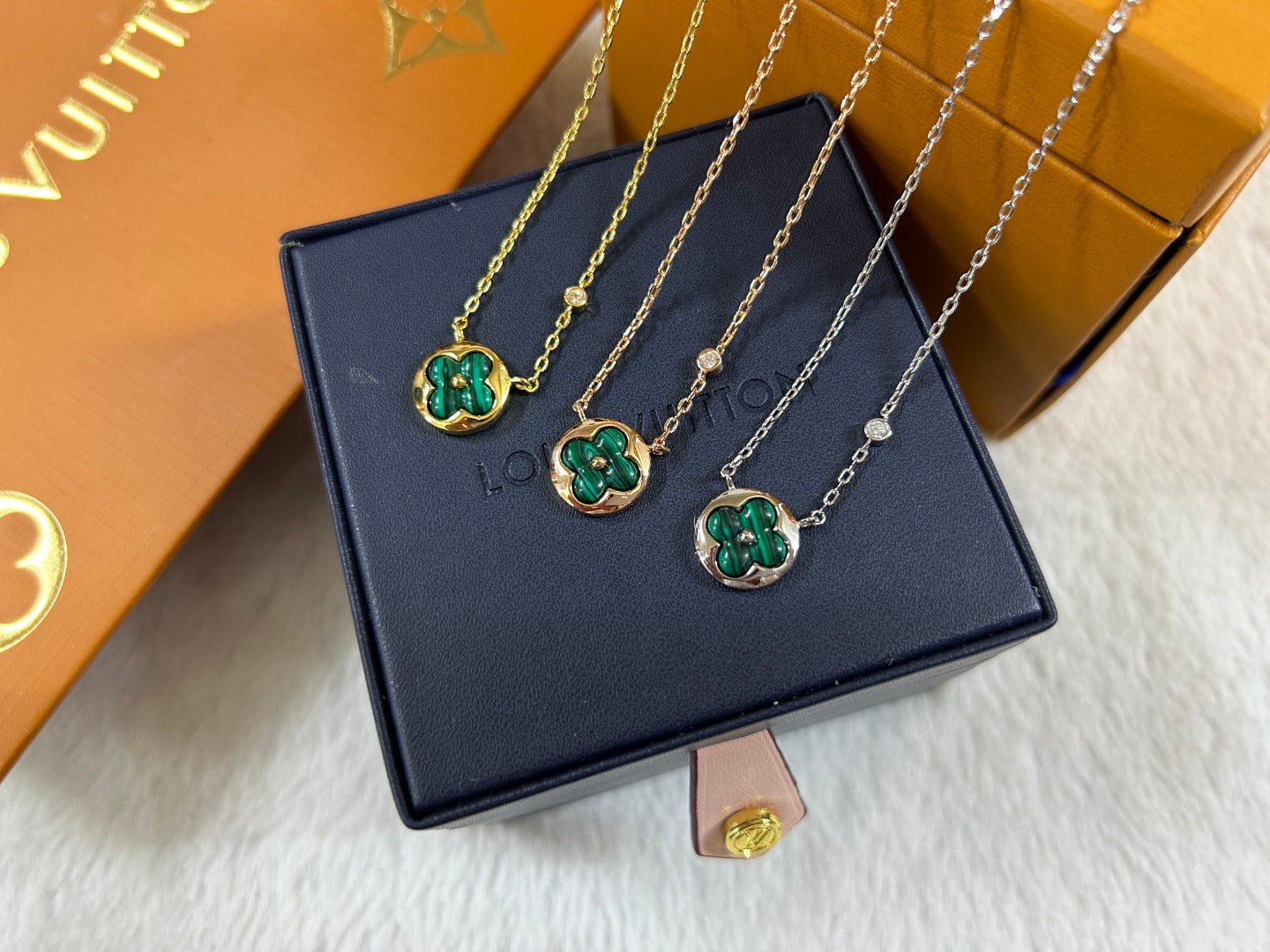 Malachite Green Clover Round Disc Pendant Necklace