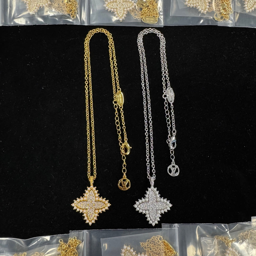 Sparkling Star Flower Crystal Pendant Necklace in Gold / Silver