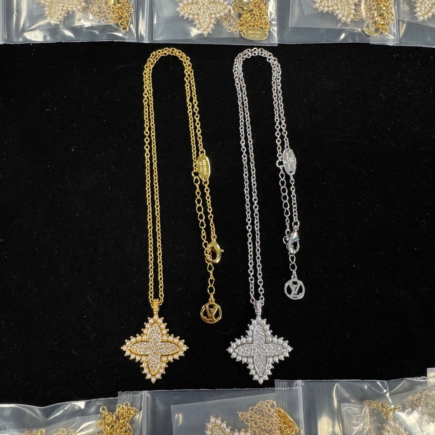 Sparkling Star Flower Crystal Pendant Necklace in Gold / Silver