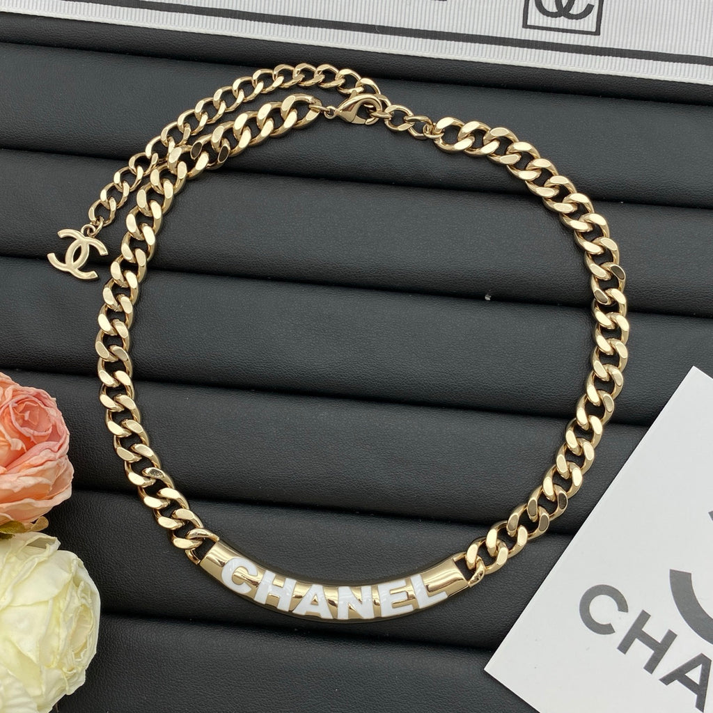 Bold Curb Chain Choker Necklace with Engraved Bar Plate Pendant – Gold & Silver